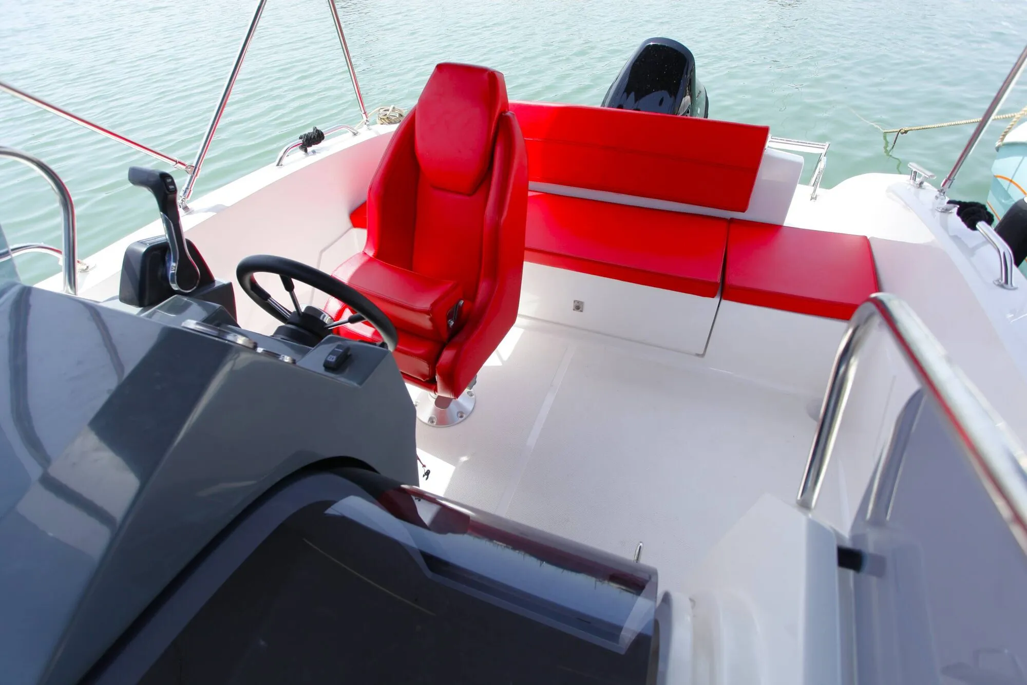 Helm and red rear bench of the Marine Time 562