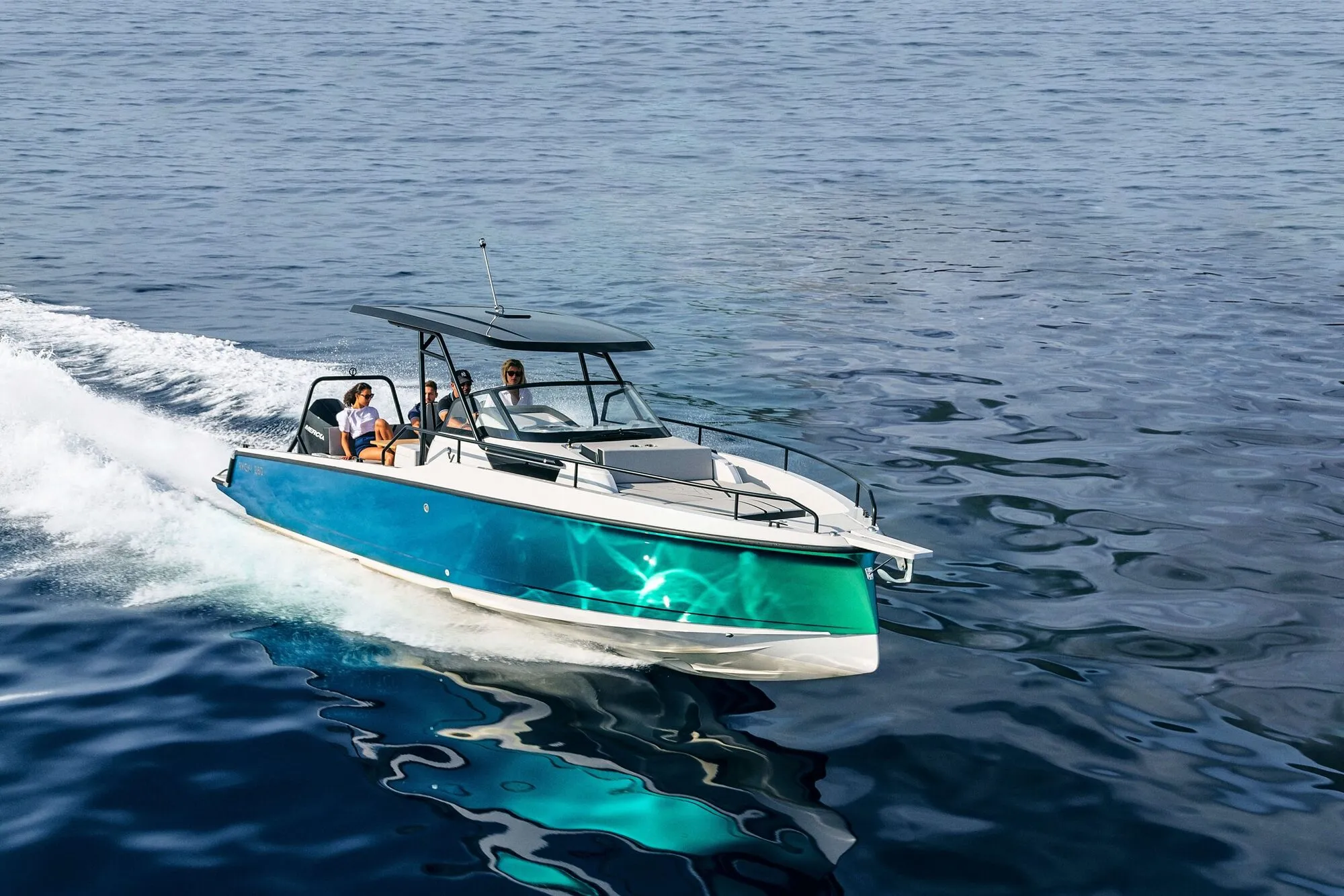 Ryck 280 with a green hull cruising on the open sea