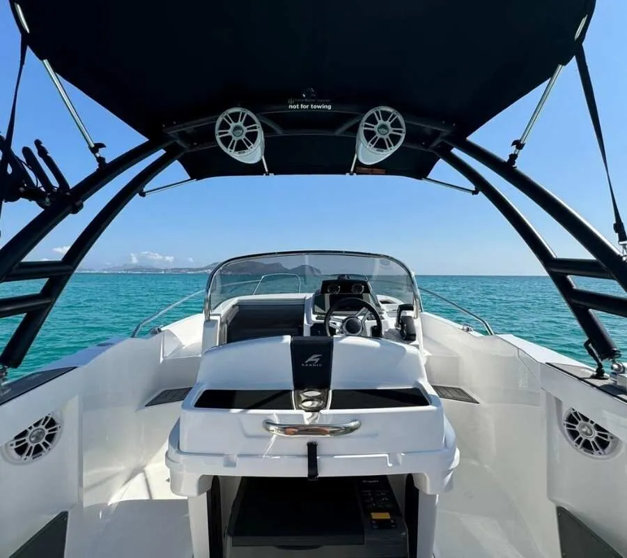 Helm of the Karnic 650 seen from the stern, under the tower with speakers