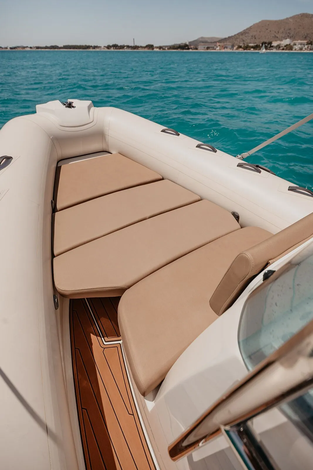 Bow sun pad of the BRIG 700 with beige cushions