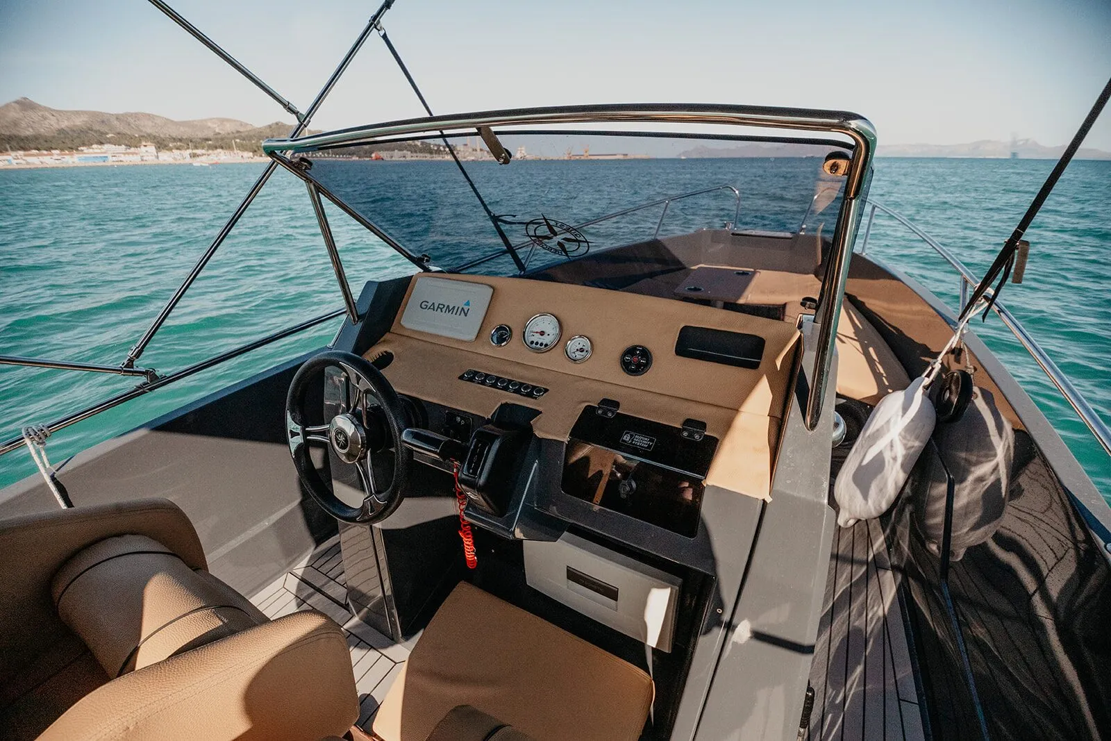 Helm of the OceanMaster 605 with steering wheel, instrument panel and beige seats
