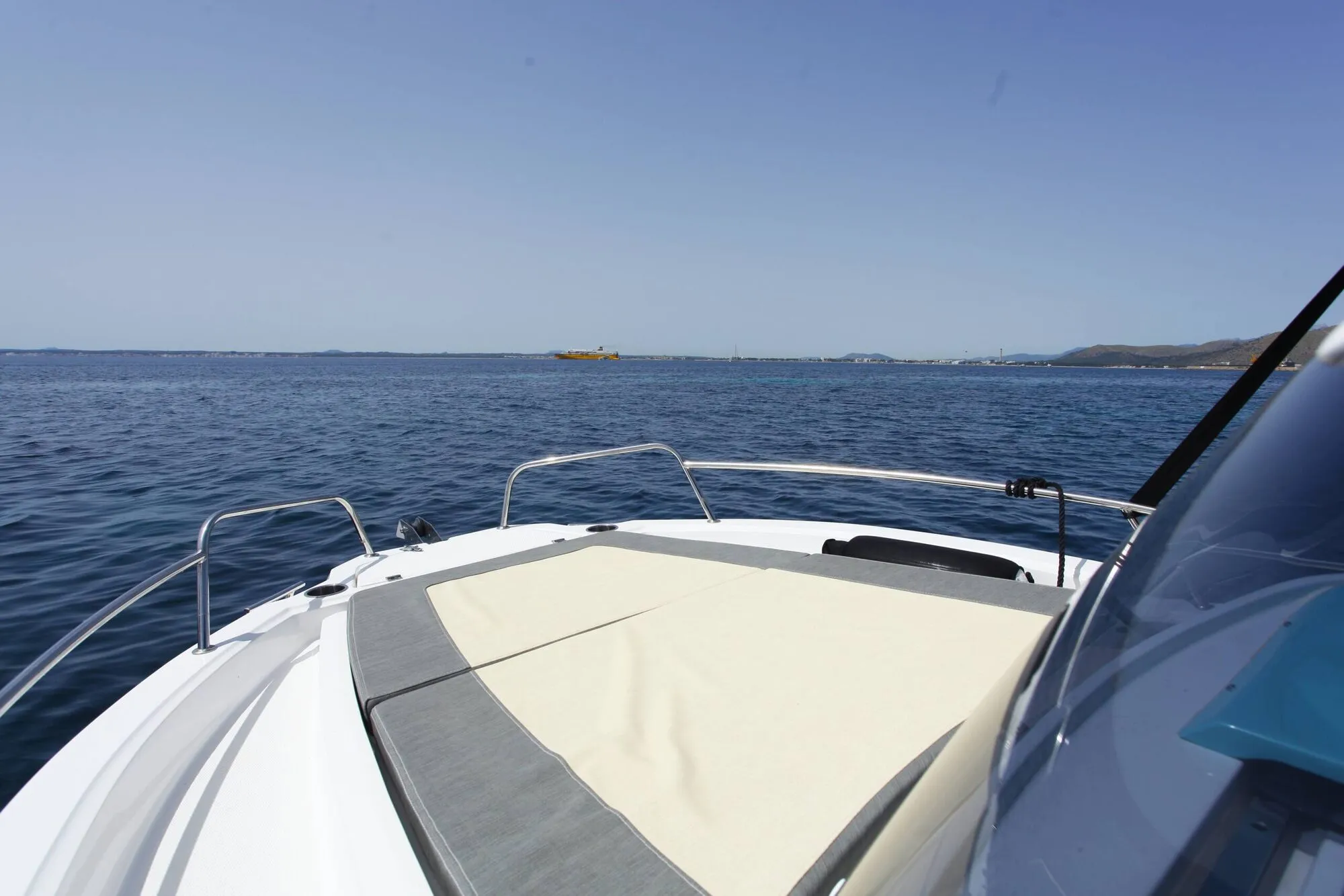 Bow sun pad of the Marine Time 563 seen from the helm
