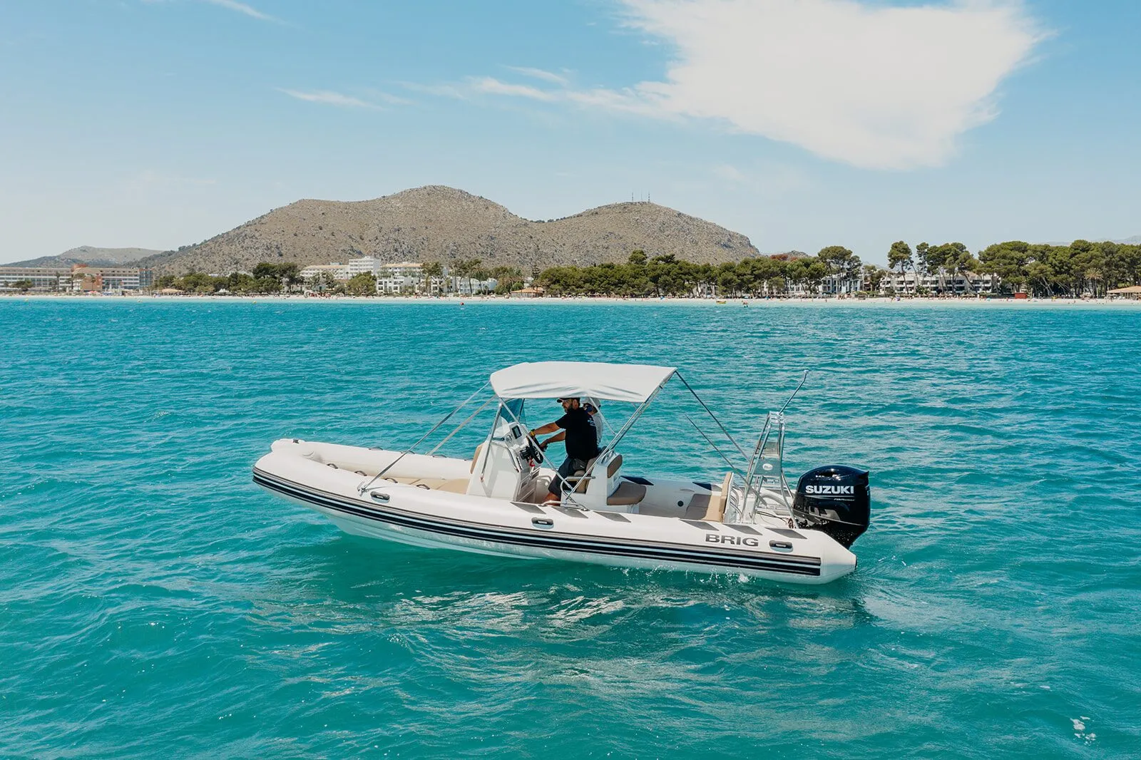 BRIG 700 in the Bay of Alcudia with mountains and the beach behind