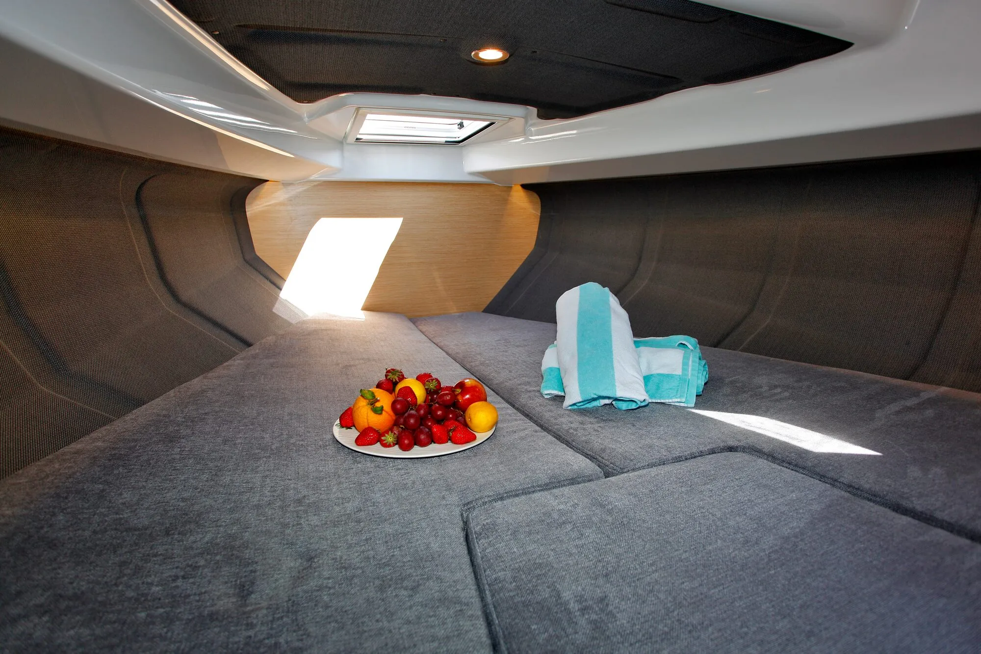 Cabin of the Ryck 280 with a large berth