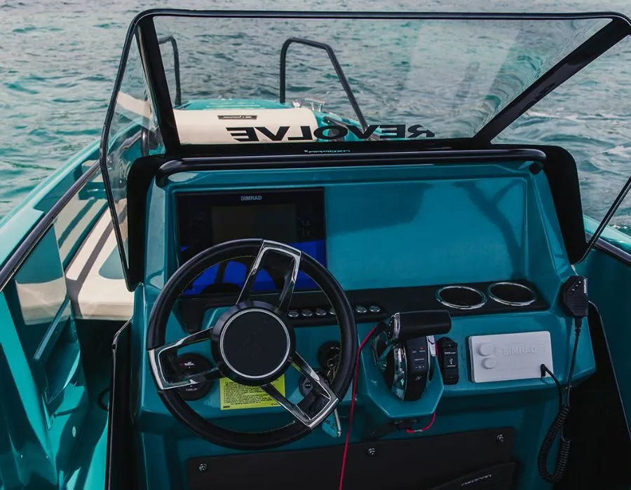 Helm of the Axopar 22 Spyder with steering wheel and screen