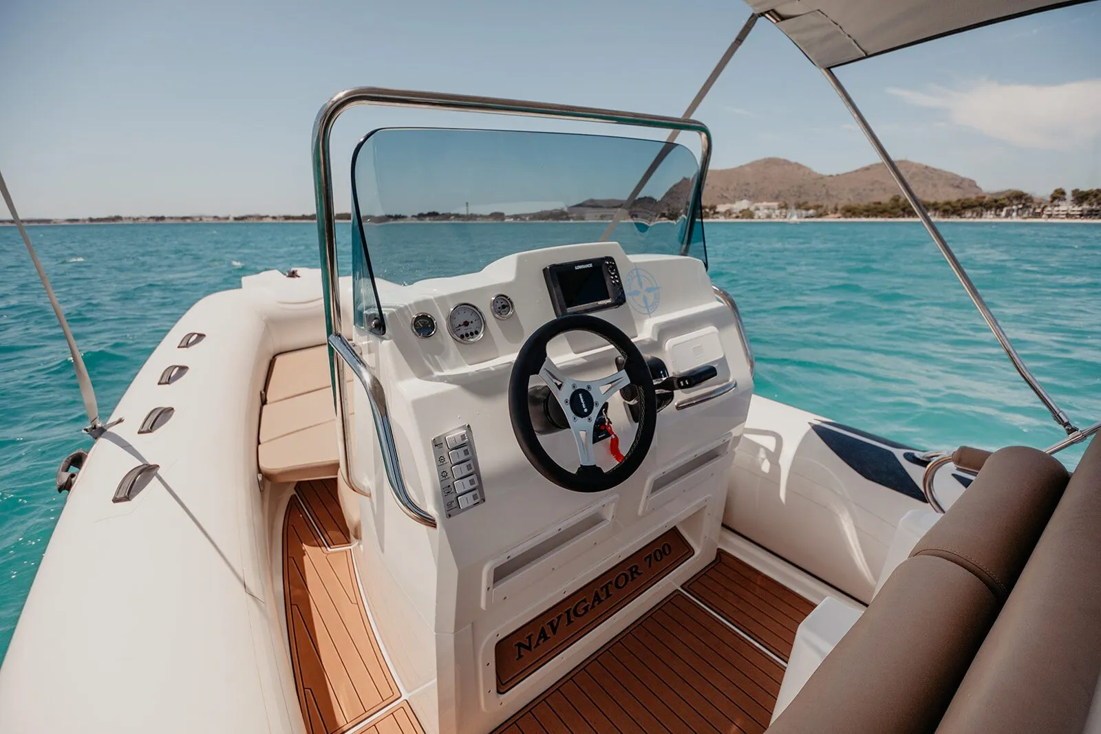 Helm console of the BRIG 700 with steering wheel and windscreen