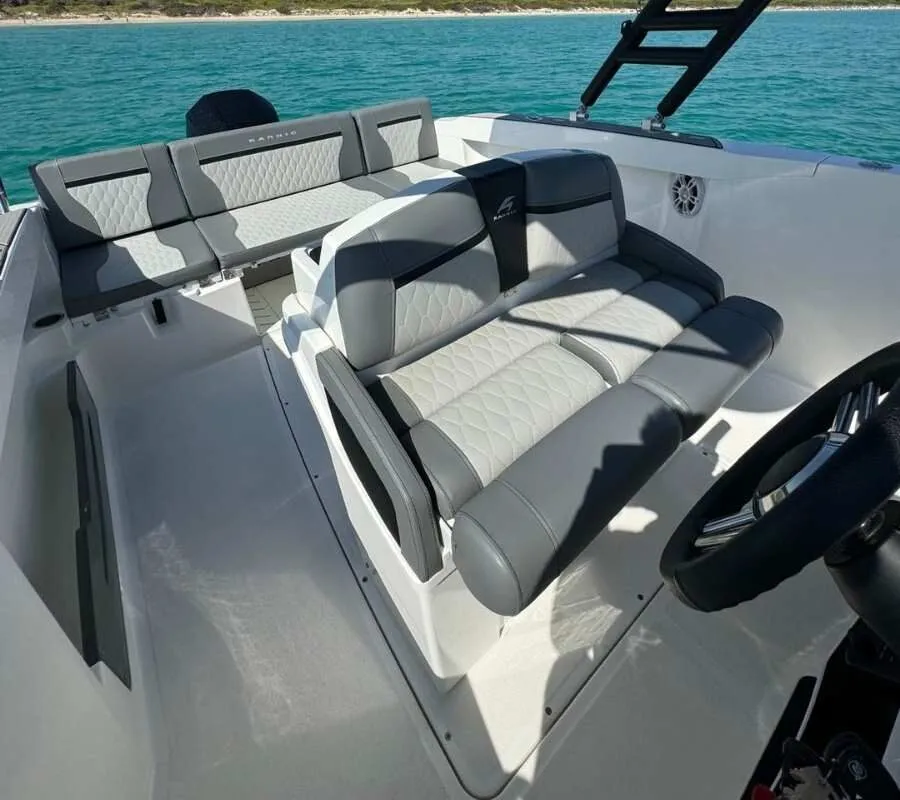 Grey cockpit seating of the Karnic 650