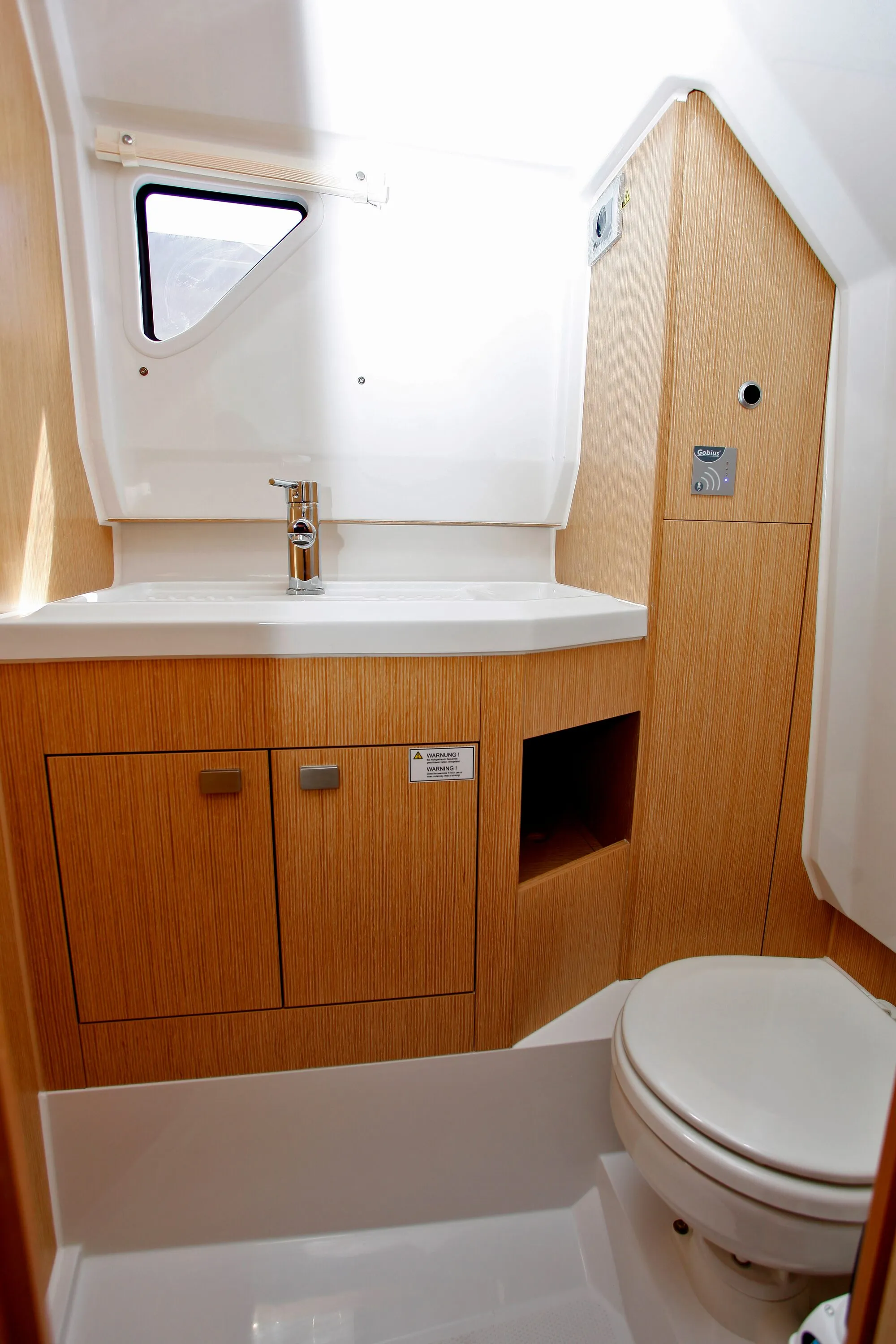Bathroom of the Ryck 280 with toilet and washbasin