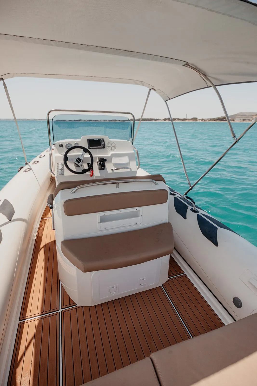Deck of the BRIG 700 seen from the stern, with seats, console and teak-style floor