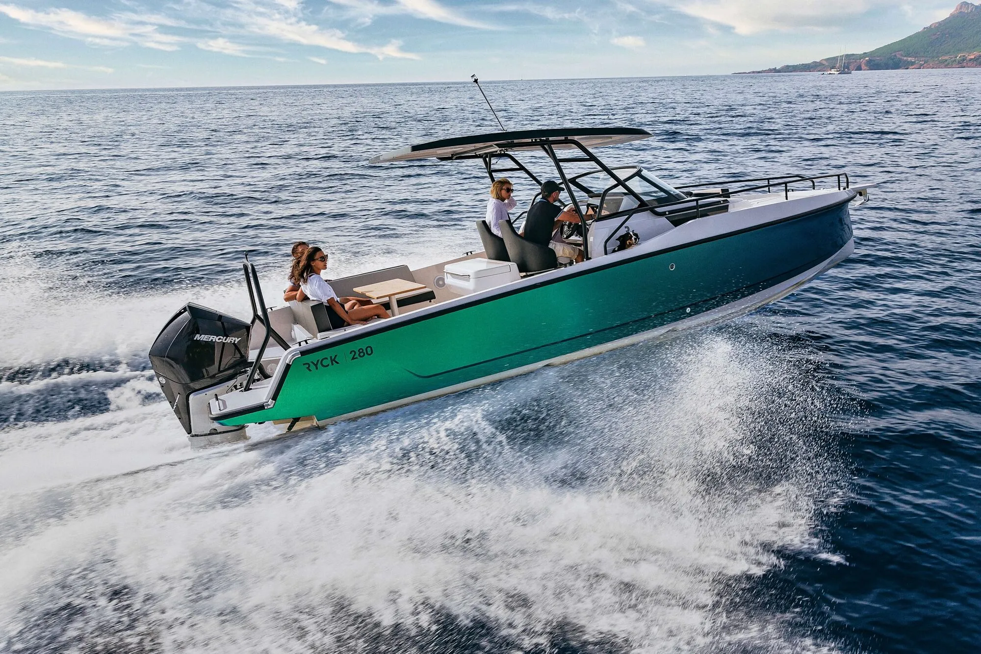 Ryck 280 at speed with guests on board, side view