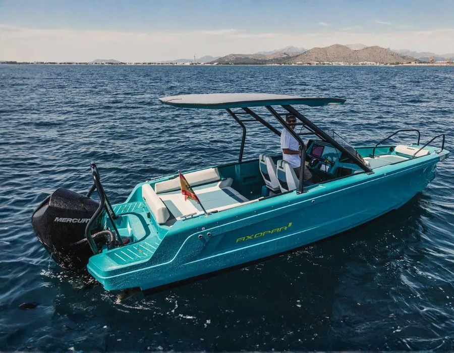 Axopar 22 Spyder at rest on the sea, seen from the stern